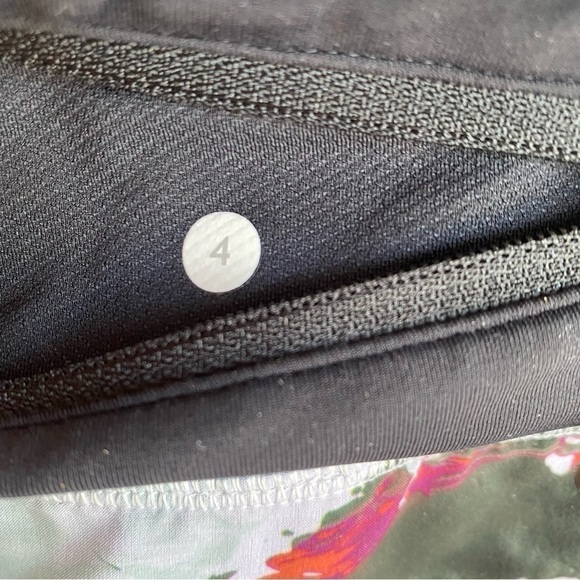 Lululemon Run Speed Short  Pigment Wave Multi / Black - Size 4 - Picture 5 of 6